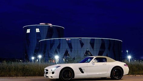 „Mercedes-Benz SLS AMG Roadster“ – tobulų formų galia