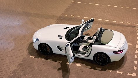 „Mercedes-Benz SLS AMG Roadster“ – tobulų formų galia