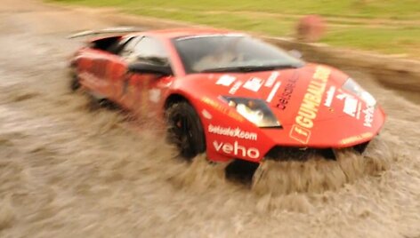 Kas sakė, kad &bdquo;Lamborghini&ldquo; plaukt nemoka?