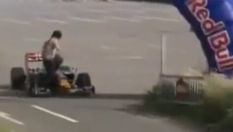 S.Buemi F-1 bolidu partrenkė žiūrovą