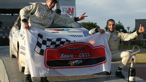 2011 m. &bdquo;Saulės ralio&ldquo; nugalėtojai - Vytauto &Scaron;vedo ir Žilvino Sakalausko ekipažas