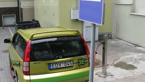 Pirmoji Vilniuje elektrinių transporto priemonių įkrovimo stotelė