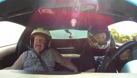Mama lenktyninio automobilio keleivio sėdynėje