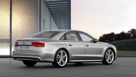 „Audi S8“