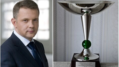 Susisiekimo ministras Eligijus Masiulis ir ministerijos įsteigta konkurso nugalėtojo taurė