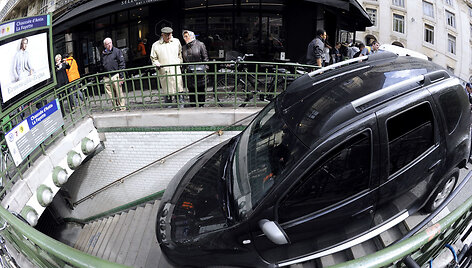 &bdquo;Dacia Duster&ldquo; Paryžiaus metro stotelėje