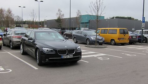 Tomo Kučinsko vairuojamas BMW neįgaliesiems skirtoje vietoje