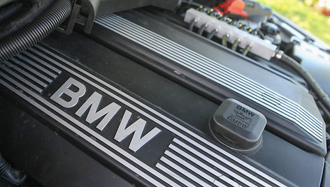 Dujų įranga šešių cilindrų BMW varikliui