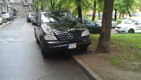 „Mercedes-Benz ML“ Vilniuje, Jasinskio g. 17-ojo namo kieme