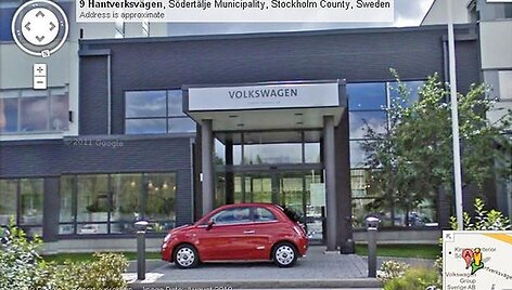 &bdquo;Fiat 500&ldquo; prie centrinio &bdquo;Volkswagen Sweden&ldquo; įėjimo