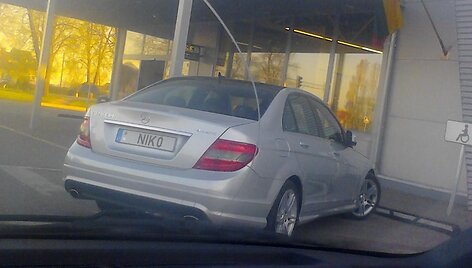 C klasės &bdquo;Mercedes-Benz&ldquo; prie prekybos centro