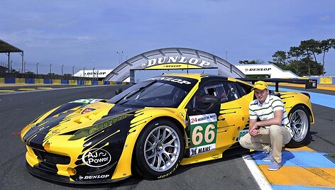 Egidijus Gužauskas prie savo sukurtu dizainu nudažyto lenktyninio &bdquo;Ferrari&ldquo; automobilio