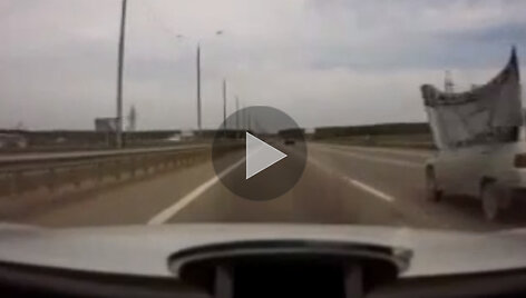 Į orą pakyla &bdquo;Lada&ldquo; variklio dangtis