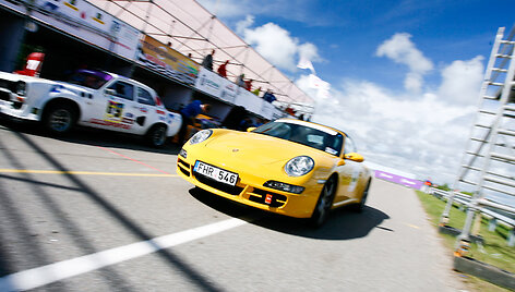 &bdquo;Omnitel 1000 km&ldquo; lenktynių trasoje - &bdquo;Porsche&ldquo; automobilių valanda
