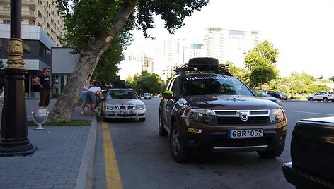 &bdquo;Dykumų rijikai&ldquo;. Nelegalus parkingas Baku gatvėje