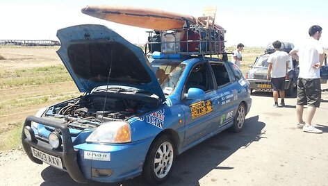 &bdquo;Mongol Rally&ldquo; dienora&scaron;tis. &Scaron;kotų automobilis su baidare