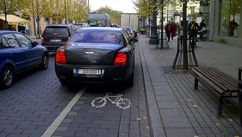 &bdquo;Bentley&ldquo; vairuotojui dviračių takai nesvarbūs