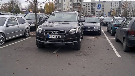 KET pažeidėjas – prabangus „Audi Q7“