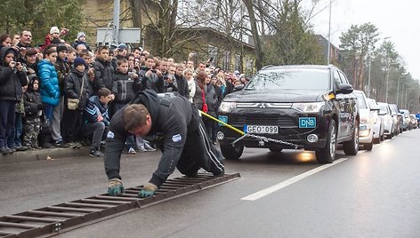 Žydrūnas Savickas pasiekė Guinnesso rekordą – patempė 20 automobilių