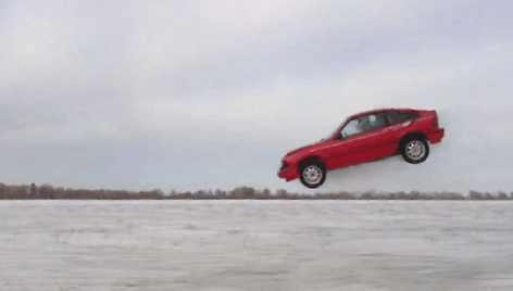 Laimio šuolis „Honda CRX“ automobiliu