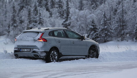 &bdquo;Volvo V40 Cross Country&ldquo; įstrigo pusnyje