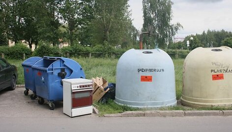 Kai kurie gyventojai stambiagabarites atliekas palieka tiesiog prie konteinerių.