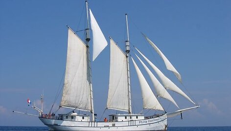 Olandų burlaivis "Flying Dutchman".