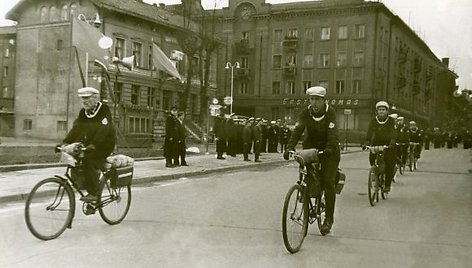 Prieš 50 metų vykusio žygio dalyviai atvyksta į starto vietą Klaipėdoje, dabartinėje Atgimimo aikštėje 1960 05 01. 