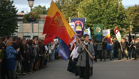 Klaipėdos mokyklų atstovai žygiuoja su vėliavomis.