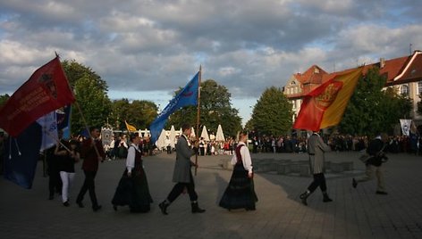 Klaipėdos mokyklų atstovai žygiuoja su vėliavomis.