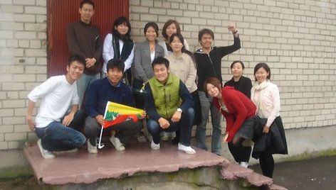 Pedagogikos studentai ir jauni mokytojai iš Japonijos domėjosi Lietuvos švietimo sistema, kultūra ir istorija, noriai bendravo su moksleiviais.
