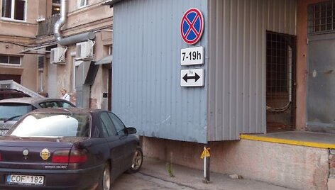 Ženklą, draudžiantį statyti automobilius septynių metrų į abi puses atstumu, parduotuvės savininkas sumontavo ant pastato sienos, nesuderinęs su uostamiesčio savivladybe.