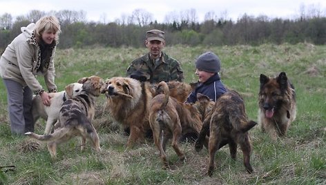 Prieglaudos darbuotojai su beglobiais gyvūnais