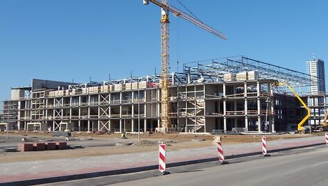 Skubama iki &scaron;alčių uždaryti pastatą, kad darbininkai galėtų sparčiai dirbti viduje. Nuo pirmadienio ketinama dengti stogą.
