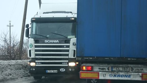 Nusileidus nuo viaduko automobiliams tenka stoti, kad galėtų prasilenkti.