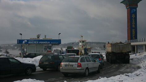 Pernai "Smiltynės perkėla", siekdama sumažinti transporto kam&scaron;čius prie keltų, dirbo be grafiko. Taip ketinama dirbti ir &scaron;iemet.