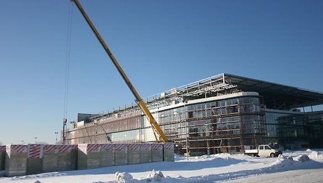 Sausiui artėjant į pabaigą, baigiamas dengti arenos stogas. Šią savaitę ketinama baigti stiklinti fasadą.