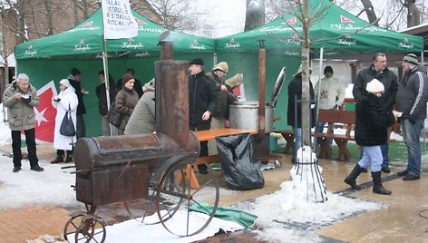 Savaitgalį Palangoje poilsiautojų laukė 100 litrų žuvienės – vienas iš tradicinių būsimos šventės „Palangos stinta 2011“ gardumynų.