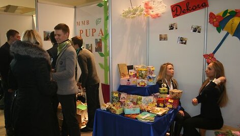 Mugėje jaunieji verslininkai pristatė įvairią savo rankomis kurtą produkciją.