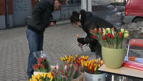 &Scaron;ventinė prekyba džiugino prekeivius: gėles nuo prekystalių &scaron;luote &scaron;lavė.
