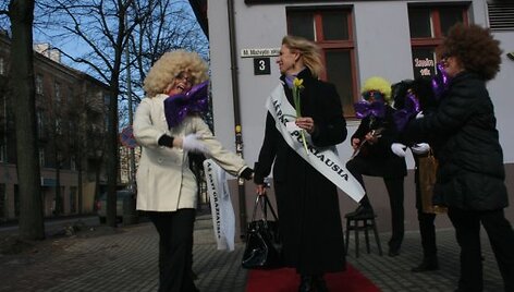 Nedradicine akcija moteris pamalonino improvizacijų teatro aktoriai. 