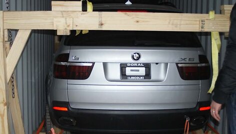 Klaipėdoje muitininkai aptiko vogtą automobilį &bdquo;BMW X5&ldquo;.