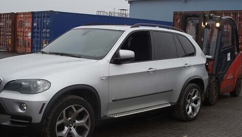Klaipėdoje muitininkai aptiko vogtą automobilį &bdquo;BMW X5&ldquo;.