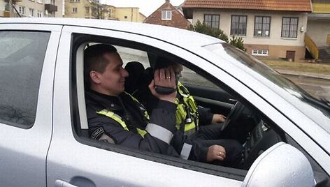 Kretingos policijos pareigūnai nedrausmingus vairuotojus filmuos vaizdo kamera.