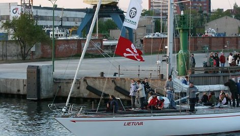 Laivai pajudėjo iš Danės upės į Kuršių marias. 