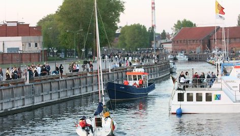 Laivai pajudėjo iš Danės upės į Kuršių marias. 