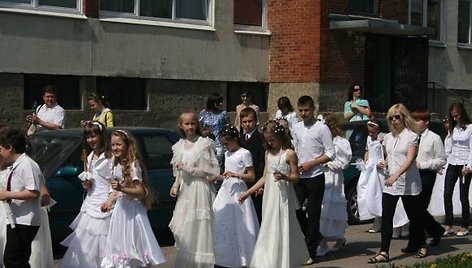 Būsimos bažnyčios šventinimo apeigų metu pirmąją komuniją priėmė 240 vaikų.