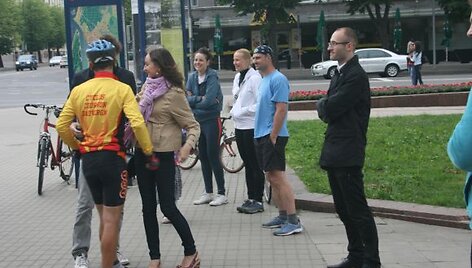 Palaikyti jaunuolių susirinko būrelis žmonių. 