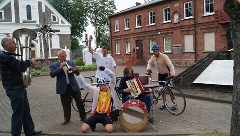 Darbėnų miestelyje dviratininkus sutiko visa kaimo kapela. 