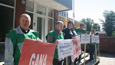 Alaus daryklos darbuotojai piketavo dėl to, kad teismas nukėlė streiko datą.